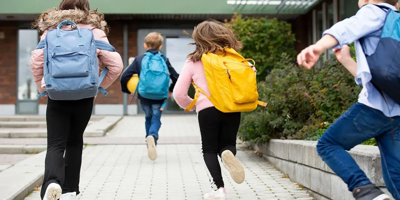 Niños corren con mochilas, ¡parece que ya empiezan las vacaciones de invierno!