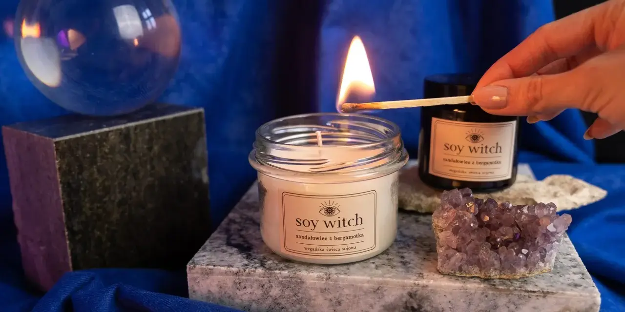 Zapalamy świecę sojową "Soy Witch" zapałką. Magiczny rytuał, jak palić świece sojowe, zaczyna się od zapalenia knotu.