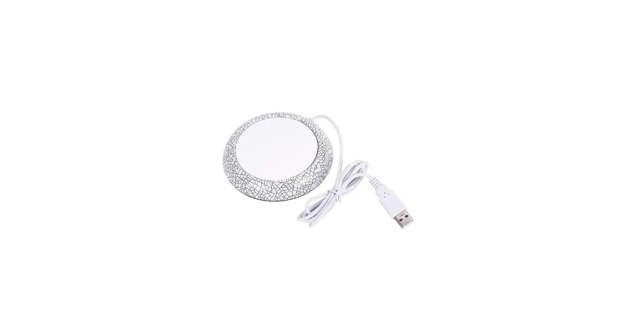 Vit koppvärmare med USB-kabel och ett mönster som liknar krossat glas. Perfekt för att hålla kaffet varmt vid datorn.