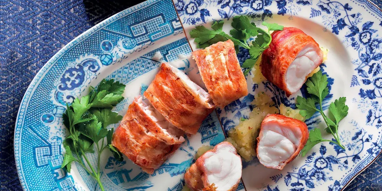 Deliziosi bocconcini di rana pescatrice avvolti in pancetta, pronti per essere gustati. Un'idea per le tue prossime rana pescatrice ricette.