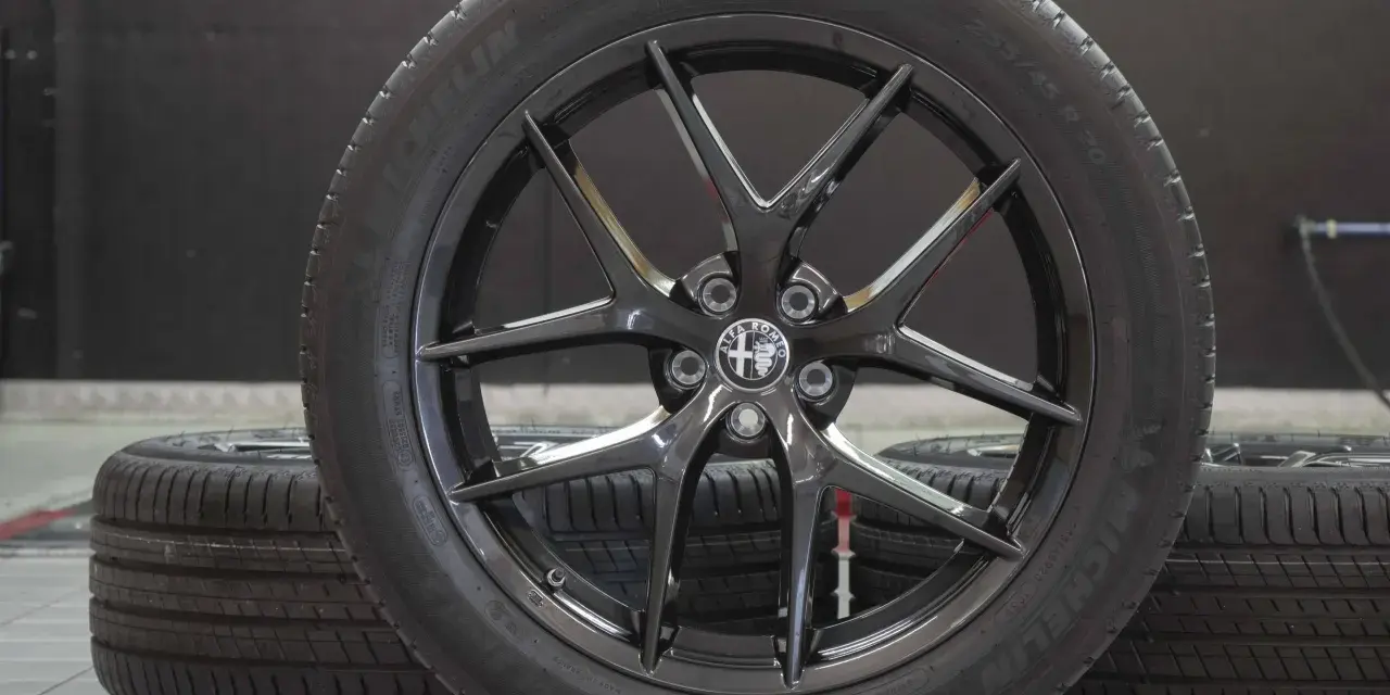 Cerchi in lega neri lucidi con pneumatici Michelin 255/45 R20, perfetti per la tua Stelvio.