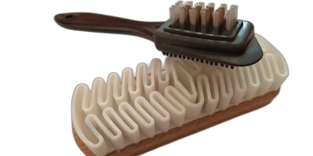 Cepillo de limpieza para calzado con cerdas metálicas y base de madera con surcos, ideal para tratar ante material.