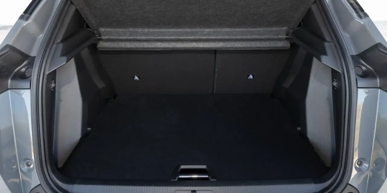Bagagliaio Peugeot 2008: spazio e praticità per ogni viaggio. Le dimensioni sono ideali per caricare tutto ciò che serve.
