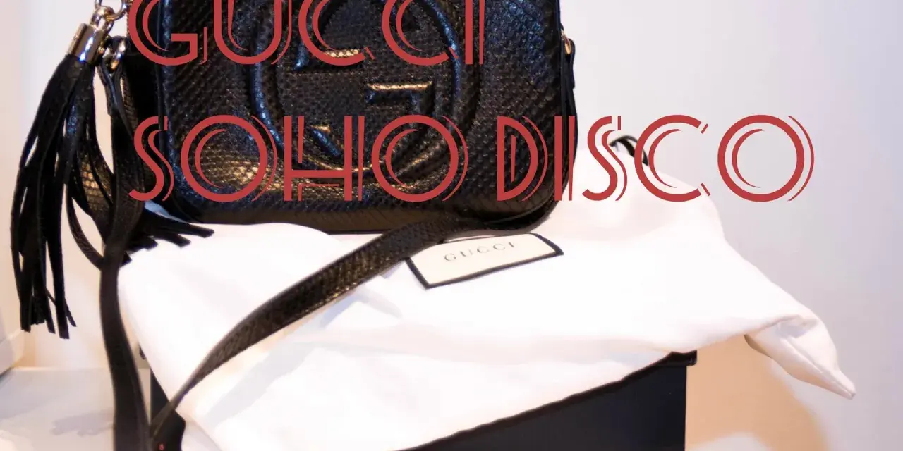 Czarna torebka Gucci Soho Disco na białym tle z metką Gucci.