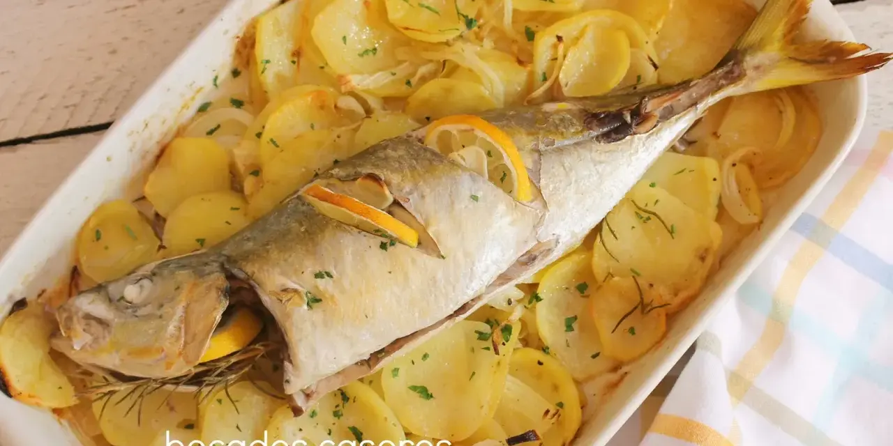 Chicharro al horno con patatas y limón, un plato casero delicioso y saludable.
