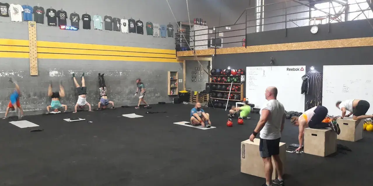 CrossFit Warszawa: Gdzie trenować? Wybierz idealny box!