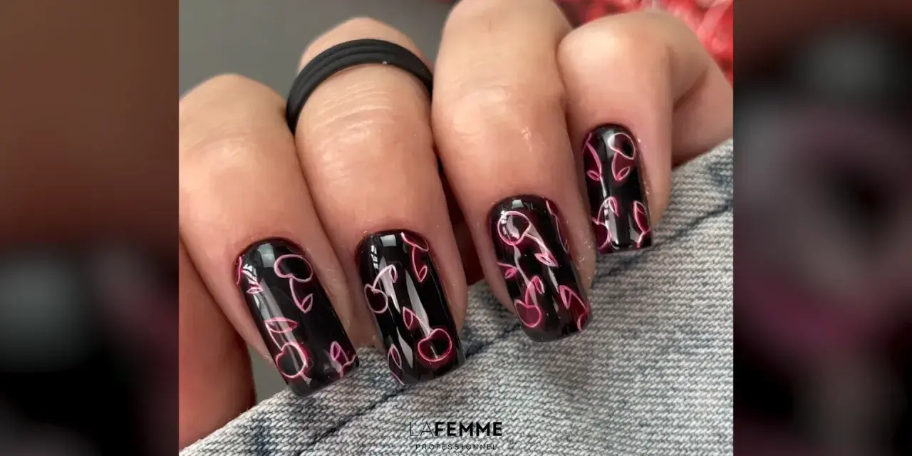 Unghie nere con un vivace disegno di ciliegie rosa neon. Un tocco di dolcezza estiva per le tue mani.