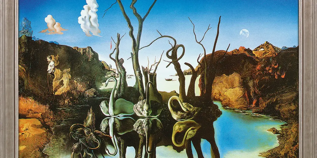 Surrealistisk Salvador Dalí tavla med elefanter med långa ben och svanar som speglas i vattnet, i ett drömlikt landskap.