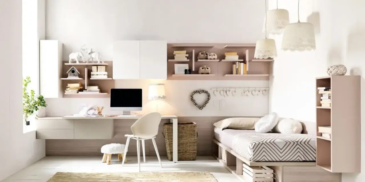 Camera ragazzo 20 anni: scrivania con computer, letto singolo, libreria e decorazioni a forma di cuore.