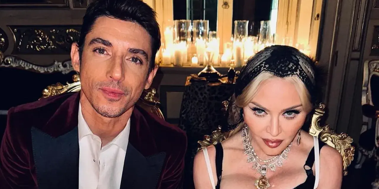 Un uomo con giacca di velluto bordeaux e Madonna con preziosi gioielli, in un'ambientazione suggestiva, forse per l'ultimo spot Dolce e Gabbana.