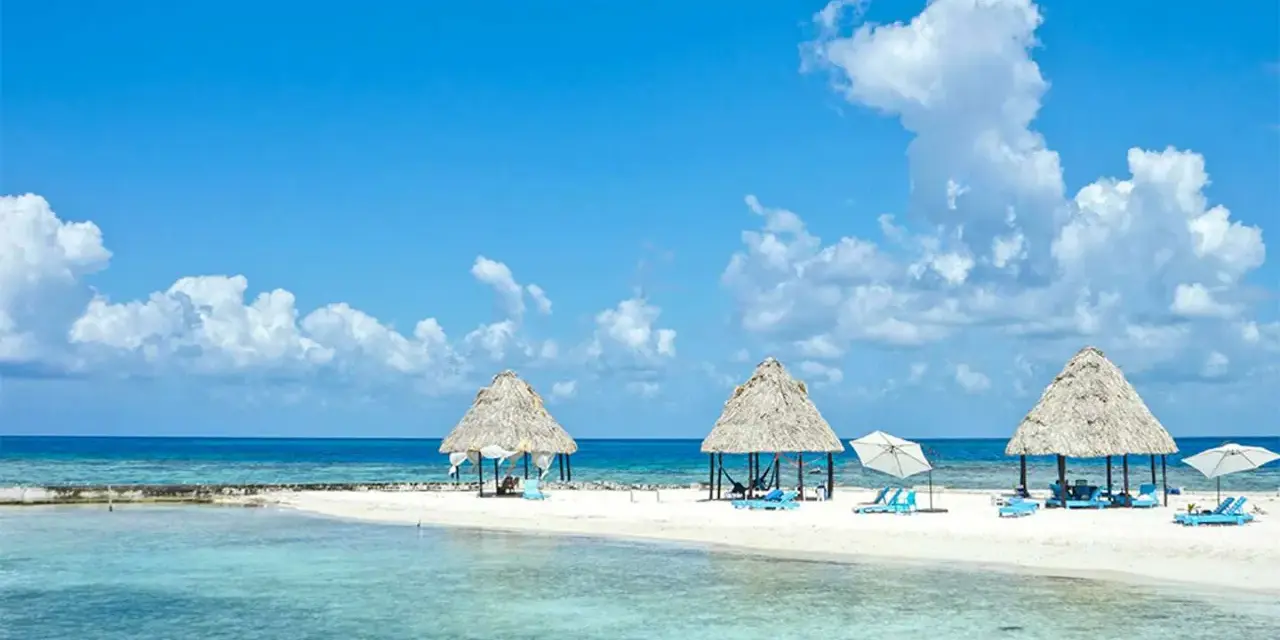 Idealne belize wakacje: biała plaża, turkusowa woda, palmy i hamaki. Raj na ziemi.