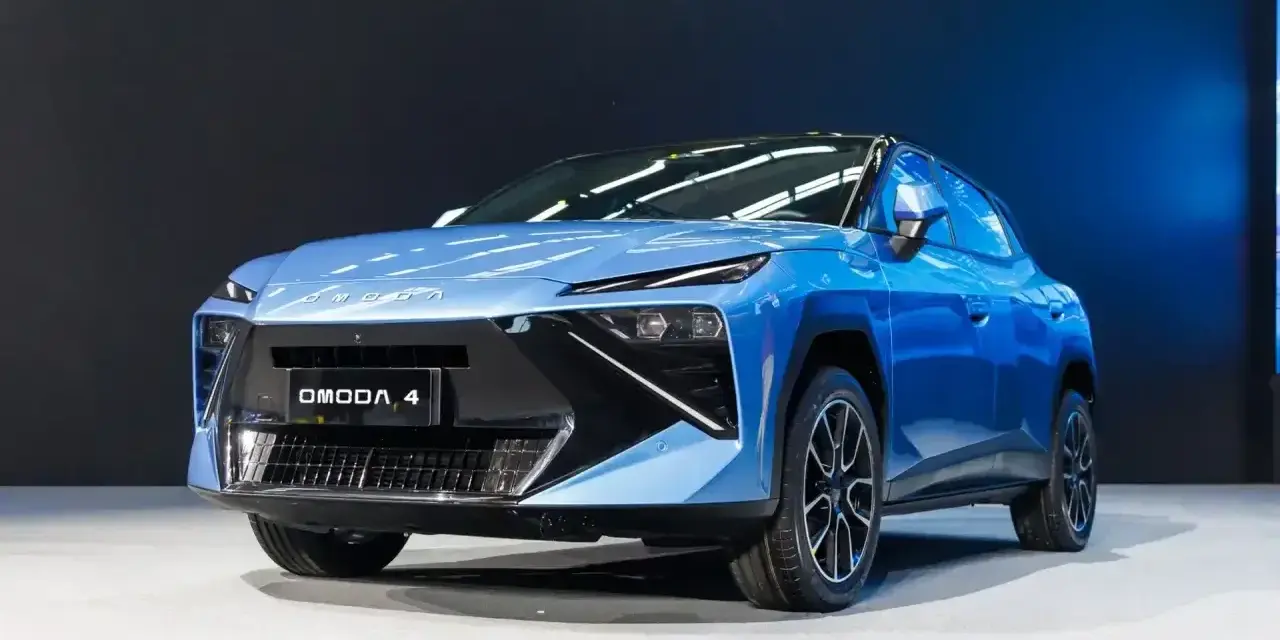 Niebieski OMODA 4, jeden z nowoczesnych chińskich samochodów, prezentuje futurystyczny design z ostrymi liniami i agresywnym przodem.