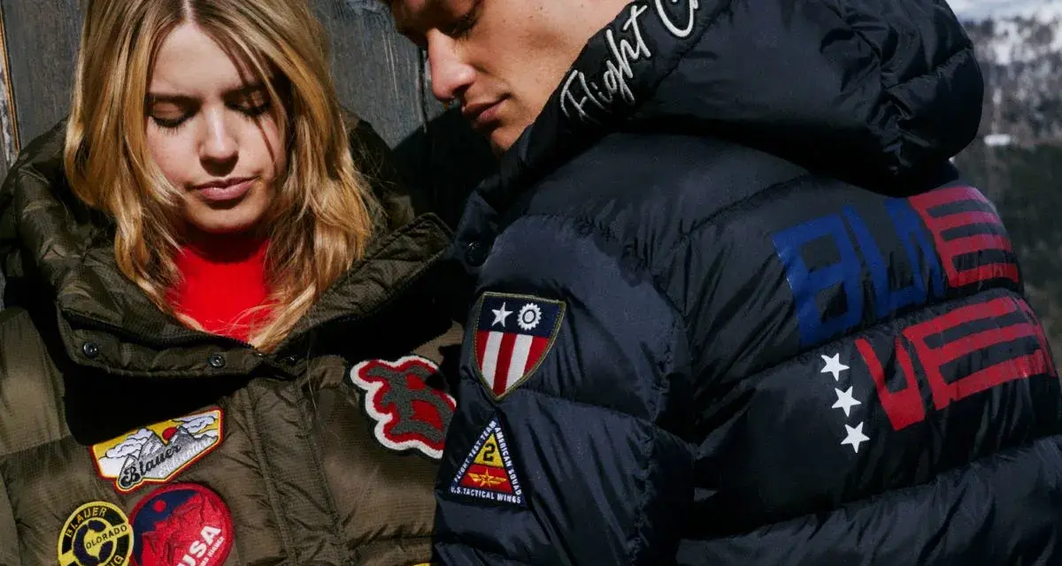 Para młodych w puchowych kurtkach. Ona w zielonej z naszywkami Blauer, on w granatowej z napisem "Flight Crew" i amerykańskimi motywami.