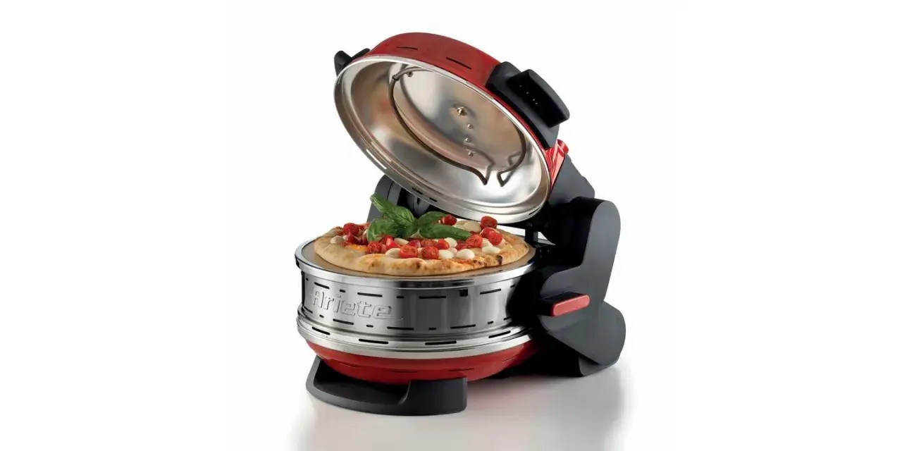Czerwony piec do pizzy z otwartą pokrywą, na kamieniu leży pizza. Zastanawiasz się, ile kosztuje piec do pizzy?