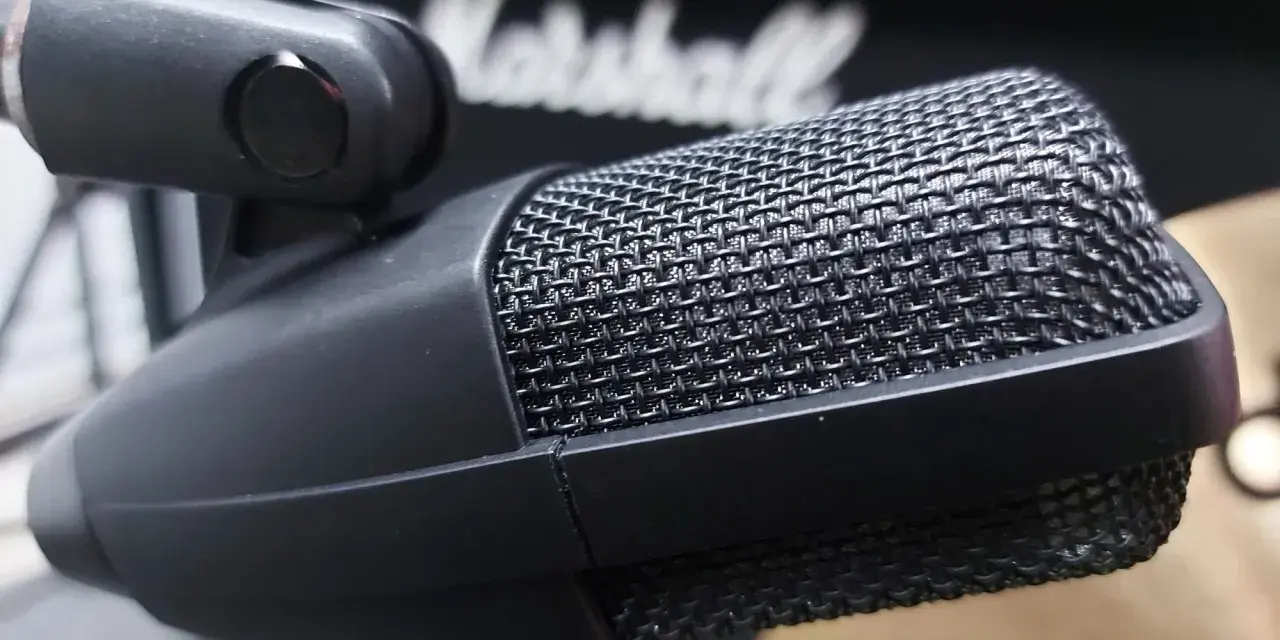 Mikrofon Sennheiser 421 na statywie, gotowy do nagrania rockowego brzmienia z głośnika Marshall.