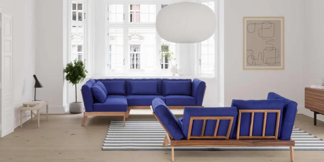 Moderne blaue Sofas als Raumteiler Ideen. Ein L-förmiges Sofa und ein weiteres Sofa mit Holzrahmen teilen den Raum.