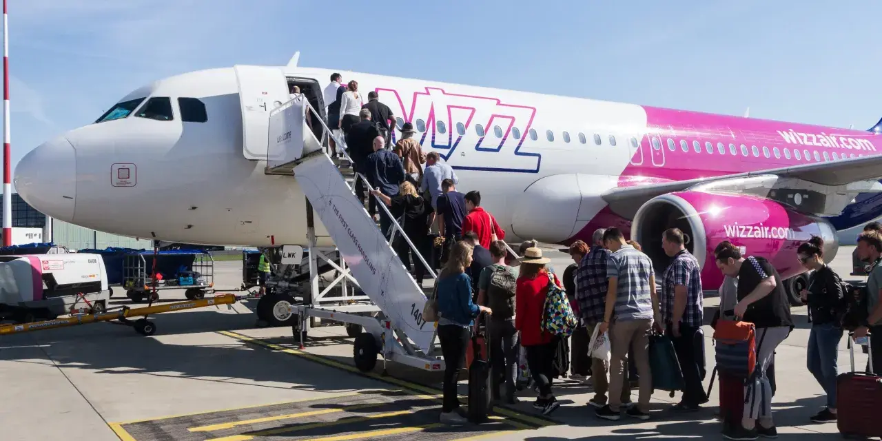 Pasażerowie Wizz Air wsiadają do samolotu. Zastanawiasz się, ile kosztuje bagaż Wizzair? Sprawdź cennik przed podróżą!