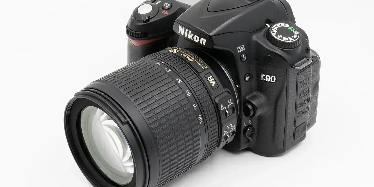 Czarny aparat Nikon D90 z obiektywem 18-105mm VR. Szczegółowe nikon d90 dane techniczne znajdziesz w internecie.
