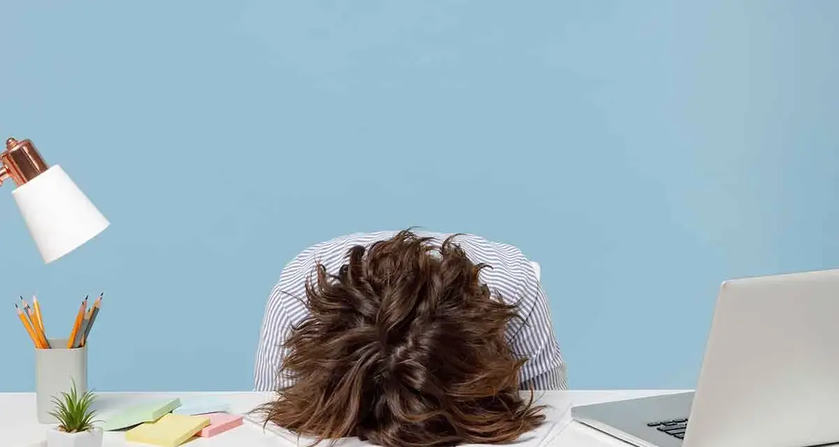 Testa affondata sulla scrivania, con un laptop aperto e post-it colorati. La sensazione è chiara: non voglio tornare a lavoro.