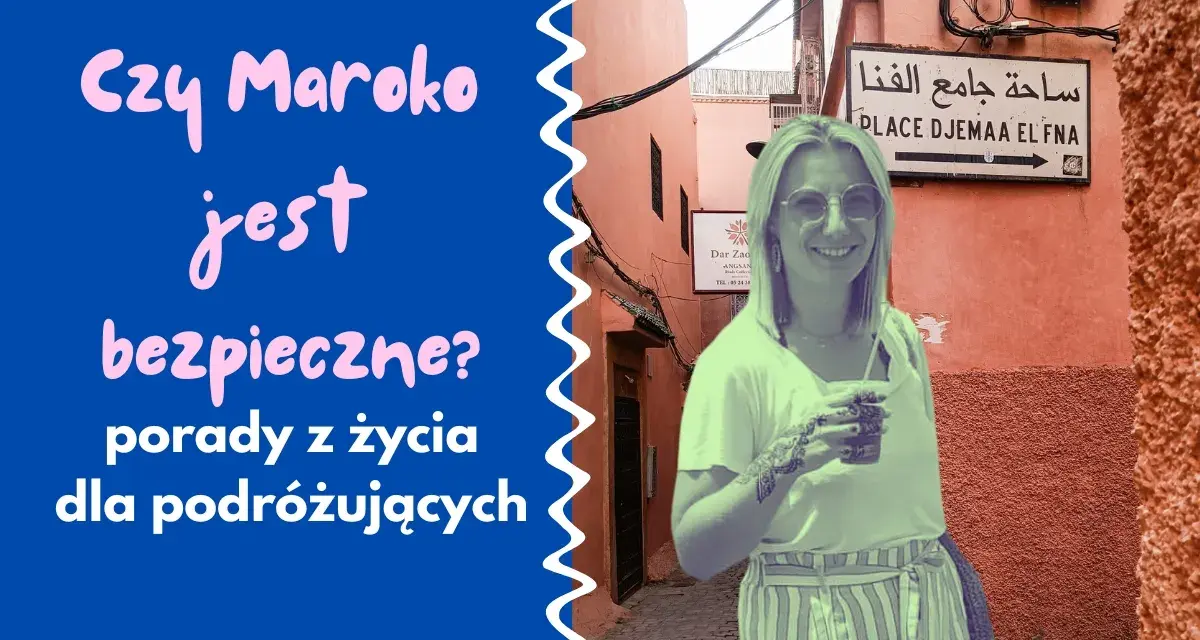 Uśmiechnięta kobieta z tatuażem henny na ręce pozuje na tle uliczki w Maroku. Tekst pyta: "Czy Maroko jest bezpieczne?".