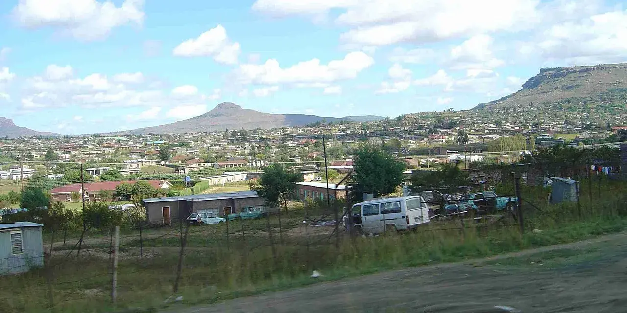 Widok na Maseru, stolicę Lesotho, z domami i górami w tle.