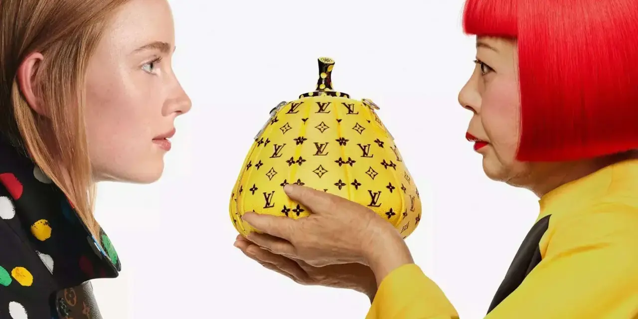 Yayoi Kusama présente une création vibrante pour Louis Vuitton, un sac jaune orné de son motif iconique.