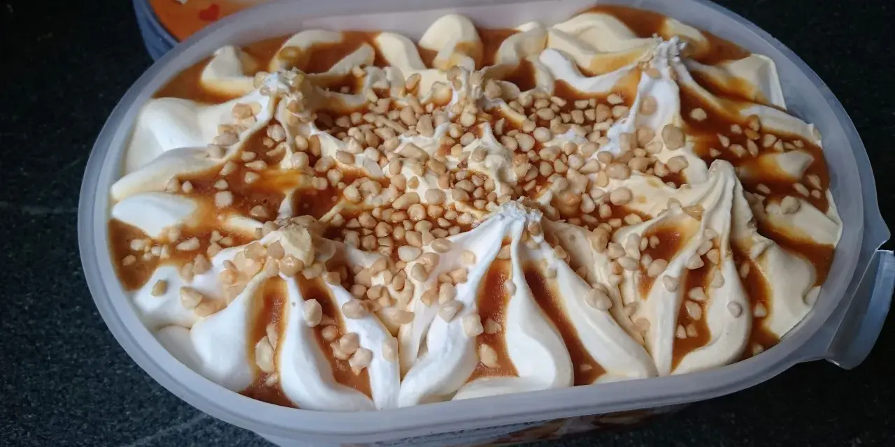 Cremissimo Mandelmagie: Vanilleeis mit Karamellsauce und gehackten Mandeln. So besteht Eis aus Genuss!