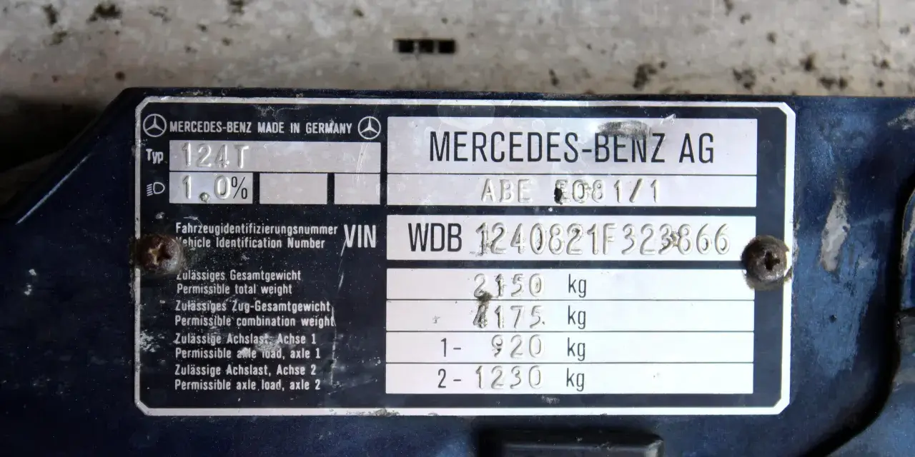 Tabliczka znamionowa Mercedesa z numerem VIN: WDB 1240821F323866. Podano też dane techniczne pojazdu.