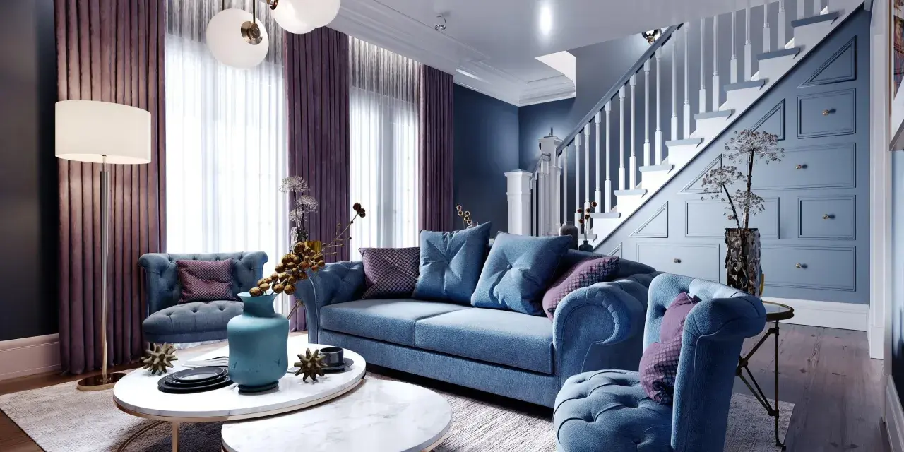 Eleganckie wnętrze z sofą i fotelami w odcieniach niebieskiego, inspirowane stylem art déco architektura. Marmurowe stoliki i fioletowe zasłony dodają luksusu.