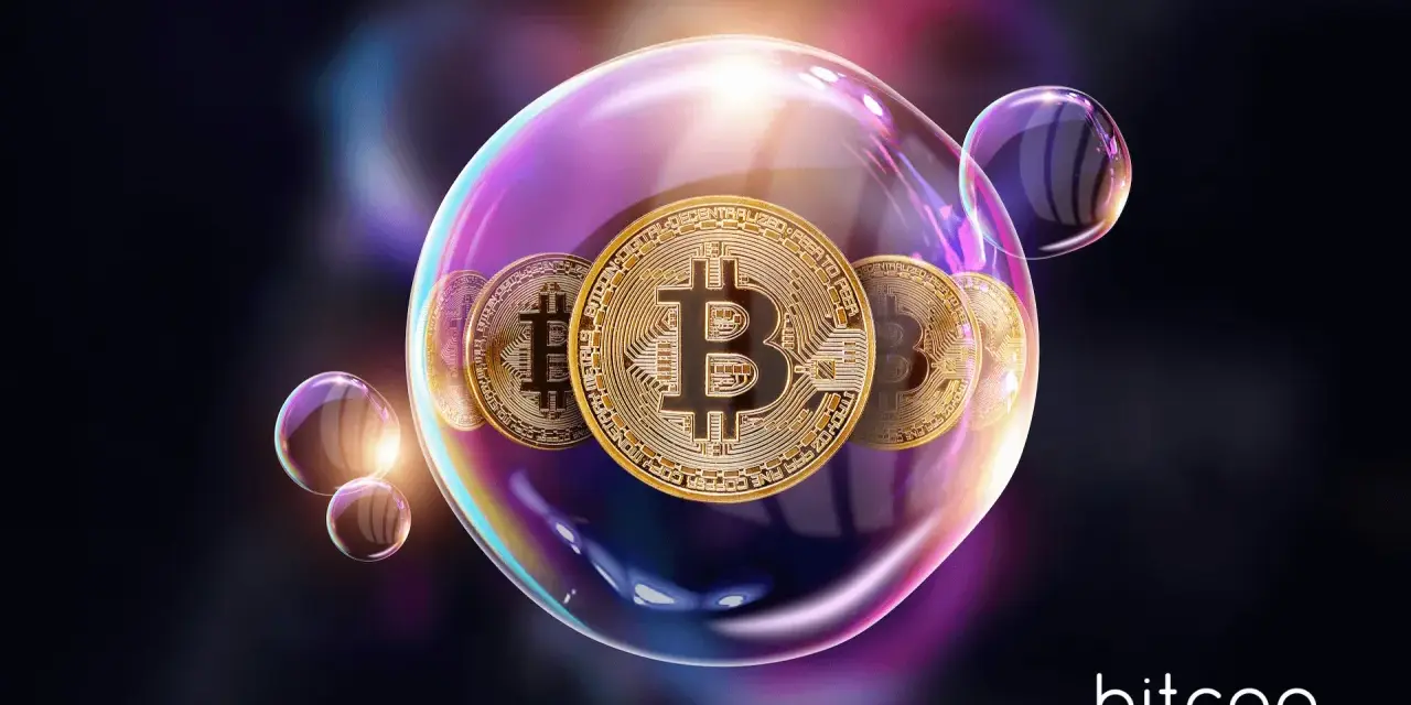 Złote monety Bitcoin w bańce mydlanej symbolizują, co to jest blockchain – bezpieczną, rozproszoną księgę transakcji.