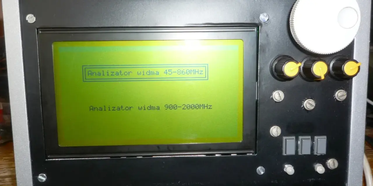 Na ekranie urządzenia widnieje napis "Analizator widma 45-860MHz", a poniżej "Analizator widma 900-2000MHz".
