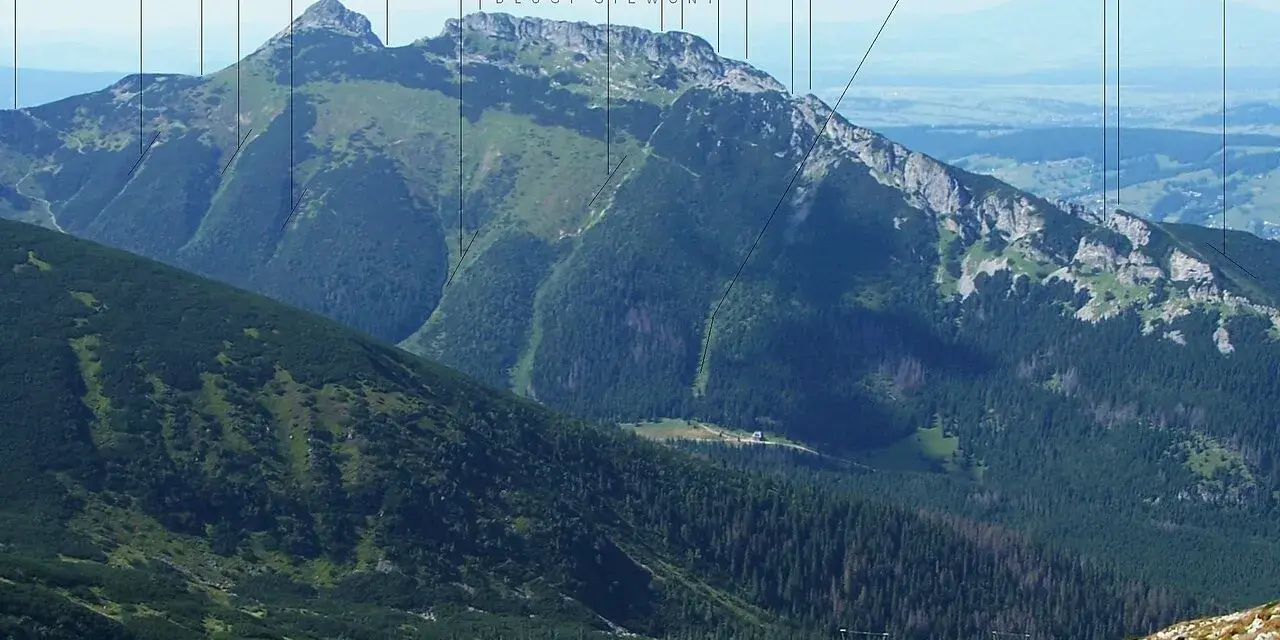 Giewont, majestatyczny szczyt Tatr, wznosi się na 1867 m. Widok obejmuje stoki, doliny i wyciągi krzesełkowe.