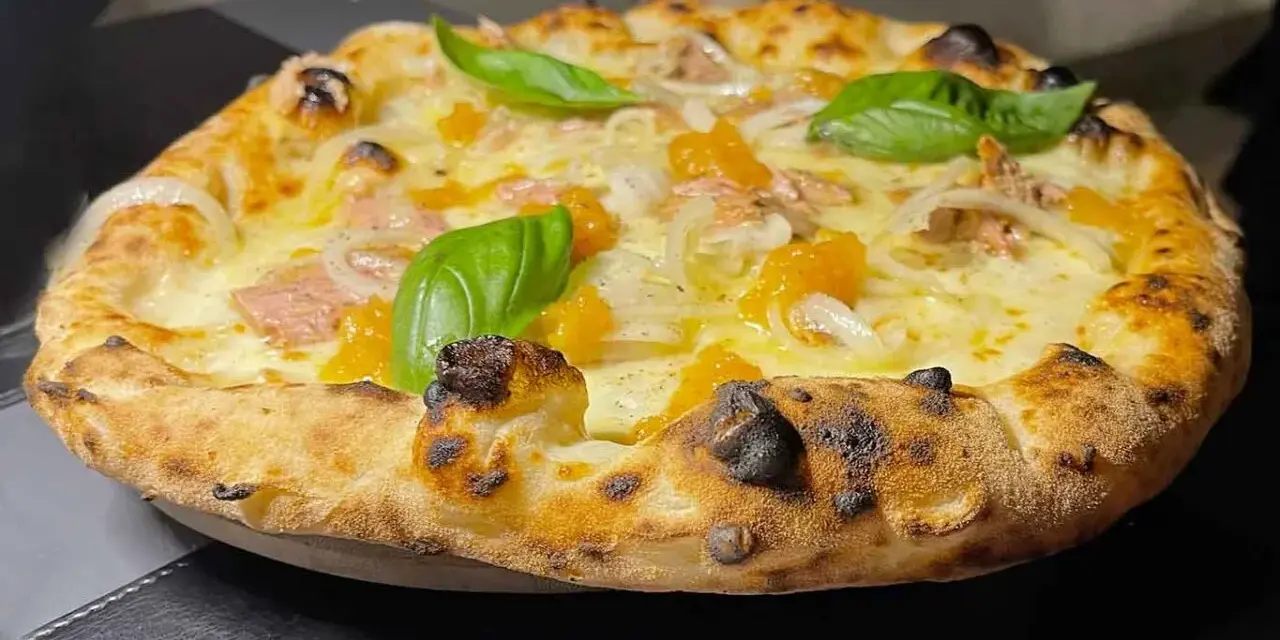 Pizza tonno e cipolla con mozzarella filante, pomodoro e basilico fresco. Croccante e saporita, un classico intramontabile.