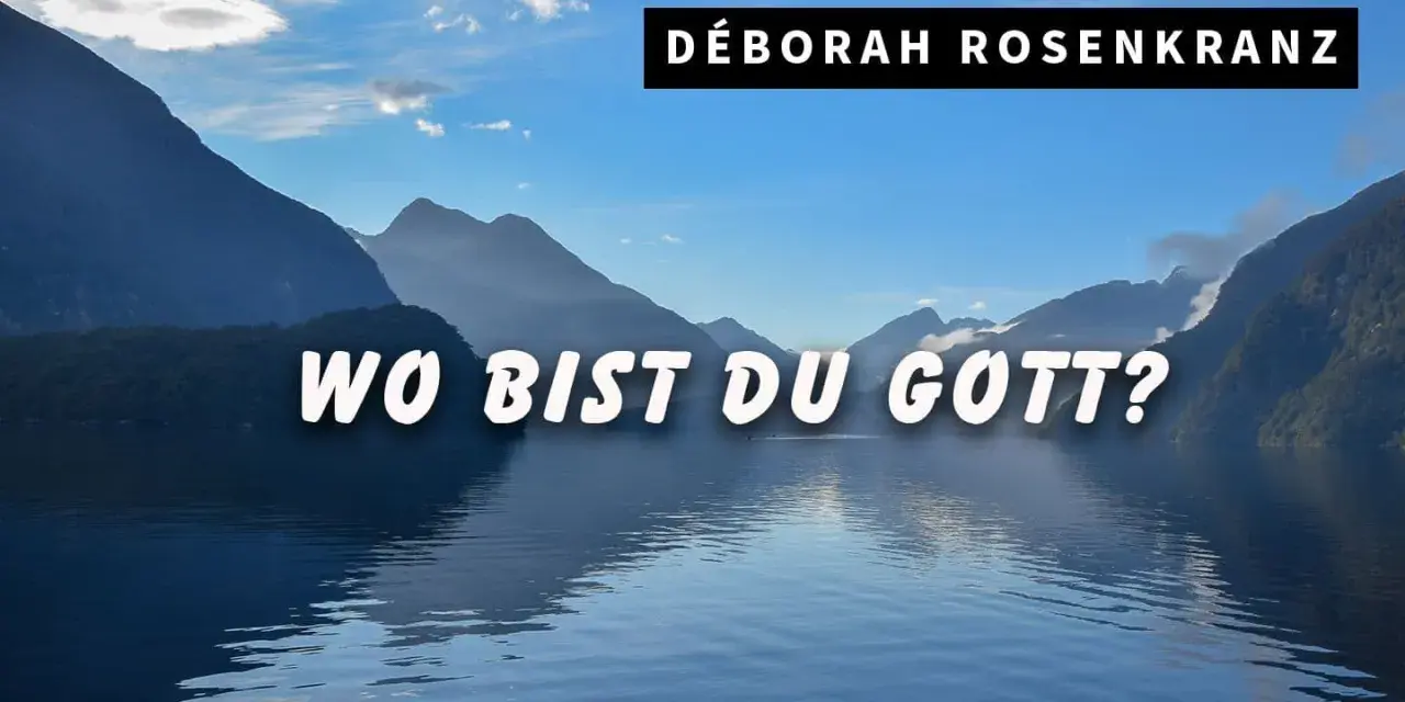 DÉBORAH ROSENKRANZ fragt "Wo bist du Gott?" vor einer majestätischen Bergkulisse am See.
