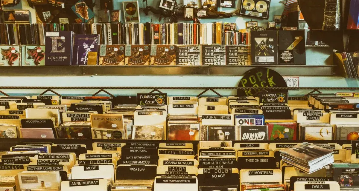Wiedeń oferuje mnóstwo muzycznych skarbów. Na półkach sklepu z płytami znajdziesz klasyki jak Elton John, Nirvana, Oasis, a także nowsze brzmienia. Idealne miejsce, by odkryć, co warto kupić w Wiedniu dla fana muzyki.