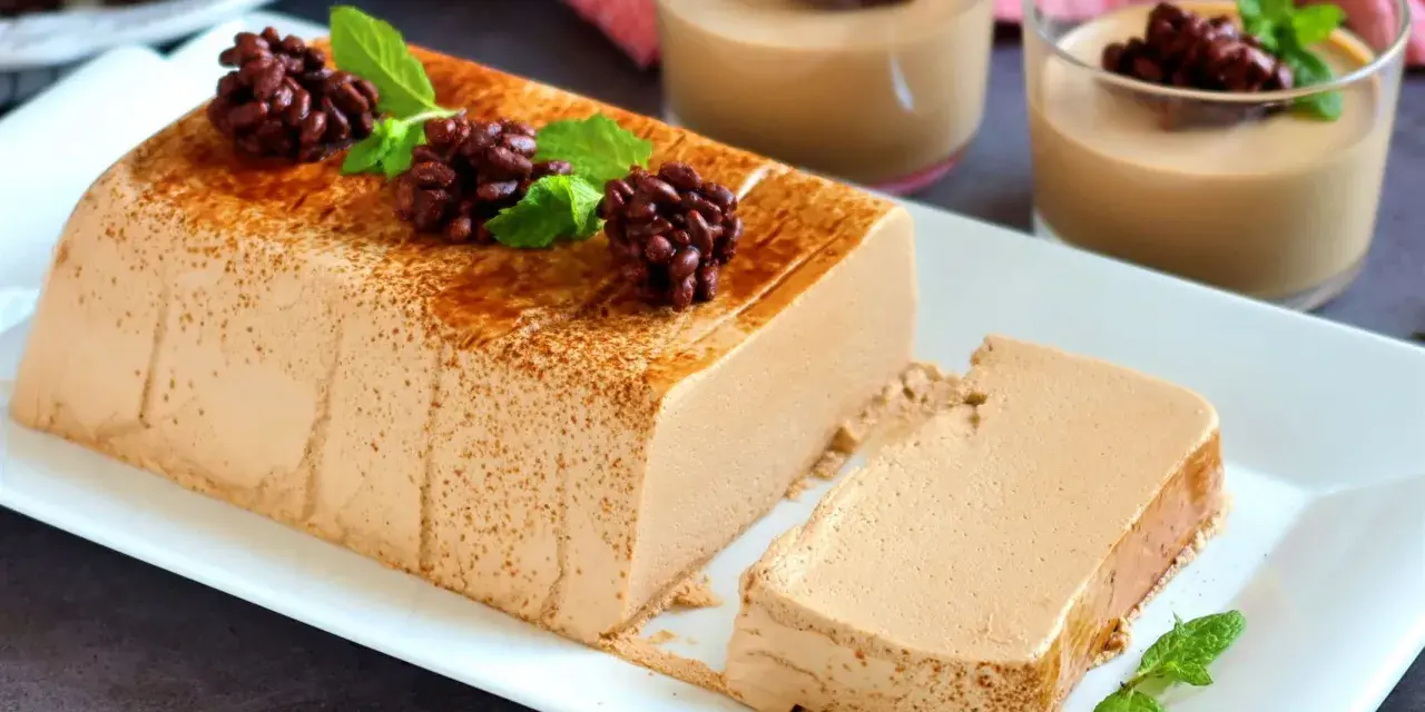 Deliciosa tarta de café, cremosa y con un toque de cacao espolvoreado. Perfecta para disfrutar en cualquier momento.