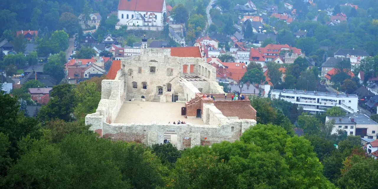 Ruiny zamku w Kazimierzu Dolnym, wspaniałe kazimierz dolny atrakcje dla dzieci. Widać ludzi zwiedzających.