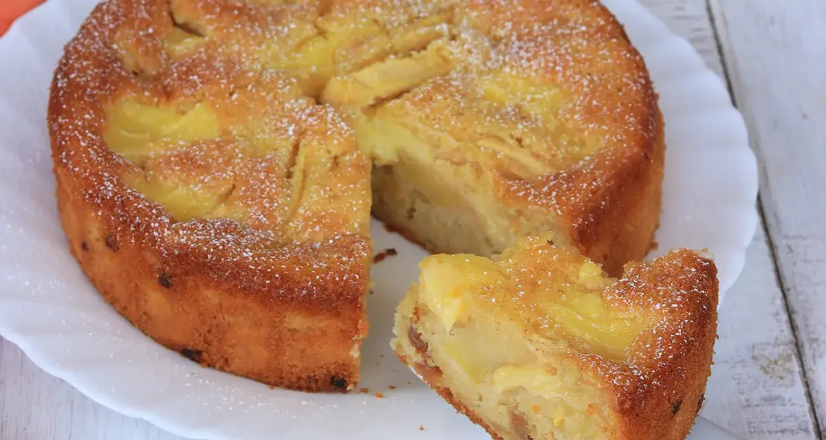 Una deliziosa torta di mele con crema pasticcera, cosparsa di zucchero a velo, pronta per essere gustata.