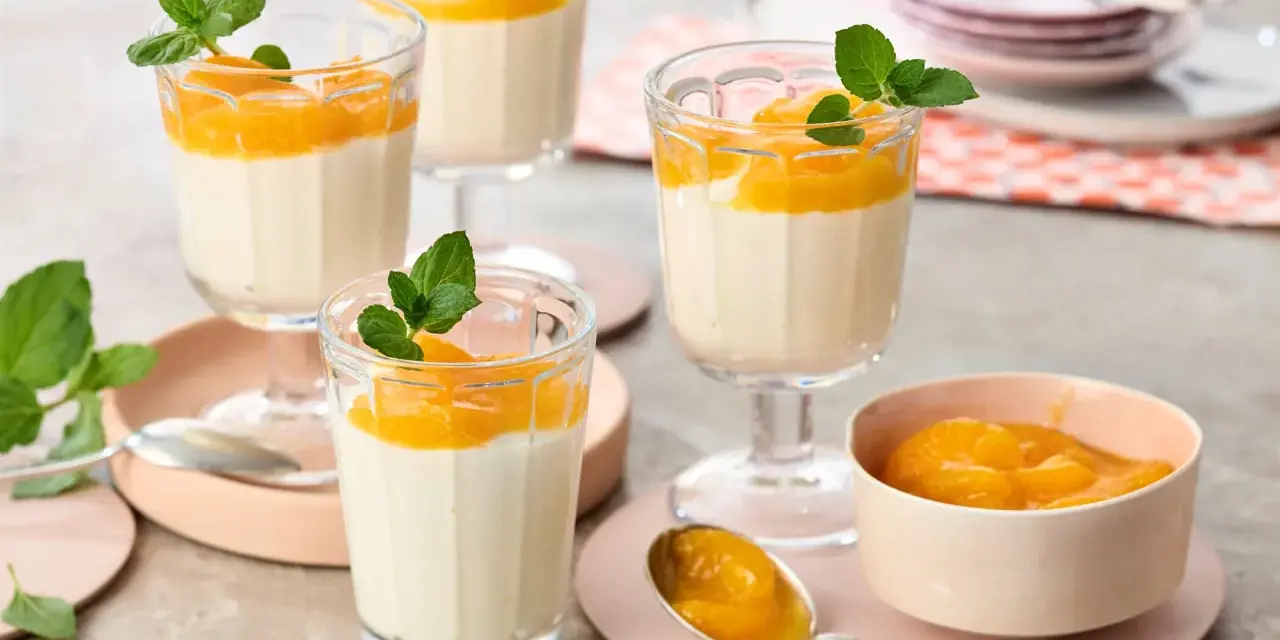 Leckeres Quarkspeise Rezept: Cremige Desserts mit Mandarinen und Minze in Gläsern serviert.