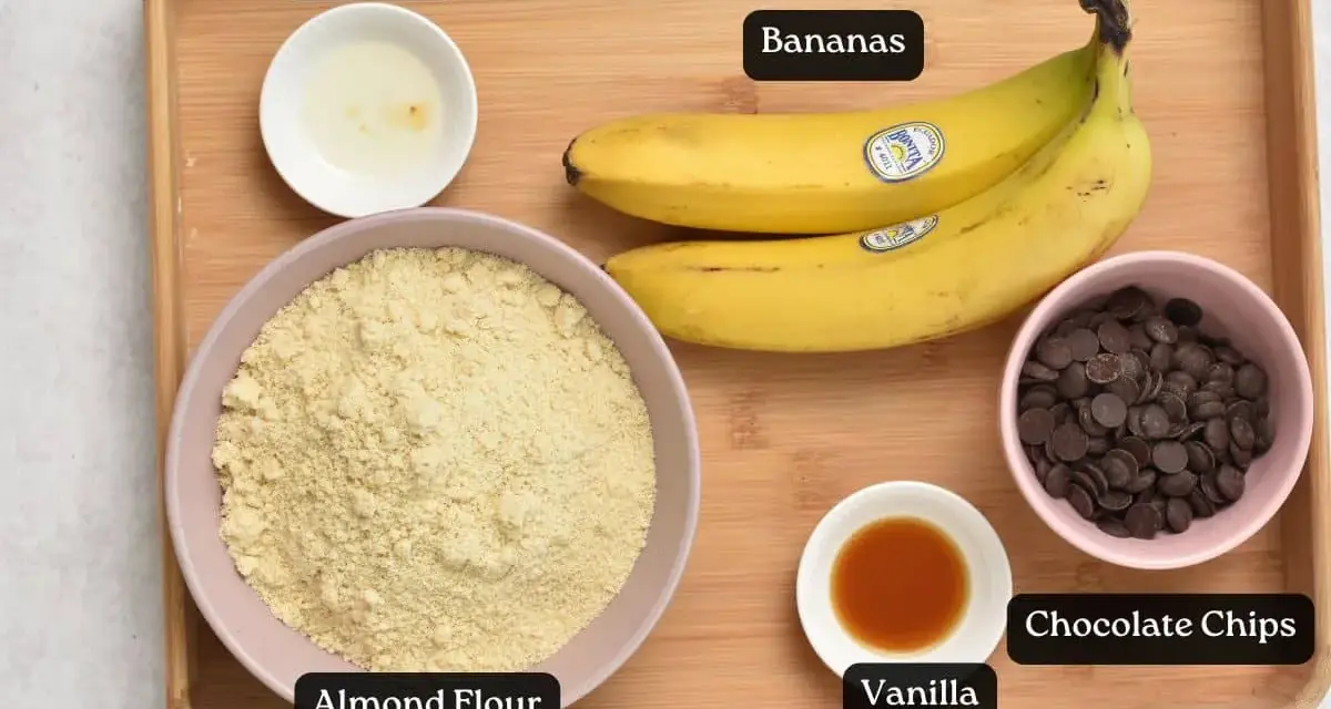 Ingredienti per biscotti senza zucchero: farina di mandorle, banane, gocce di cioccolato, olio d'oliva, vaniglia.