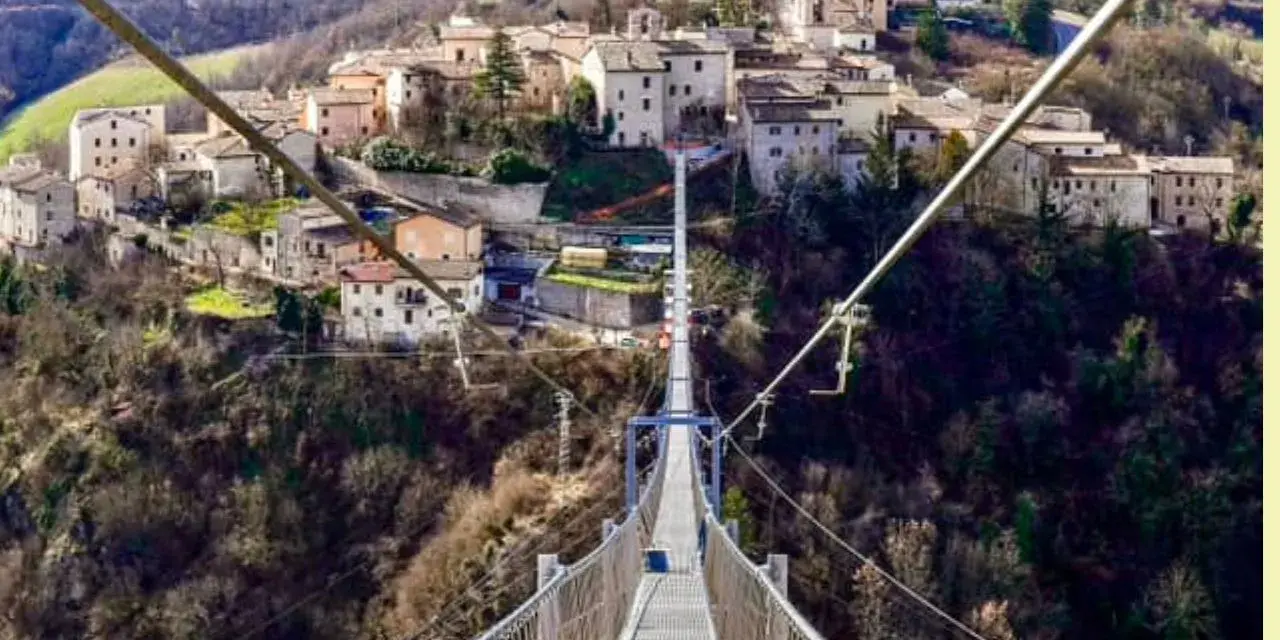 Ponte tibetano delle Marche, un'avventura sospesa sopra un borgo incantevole.