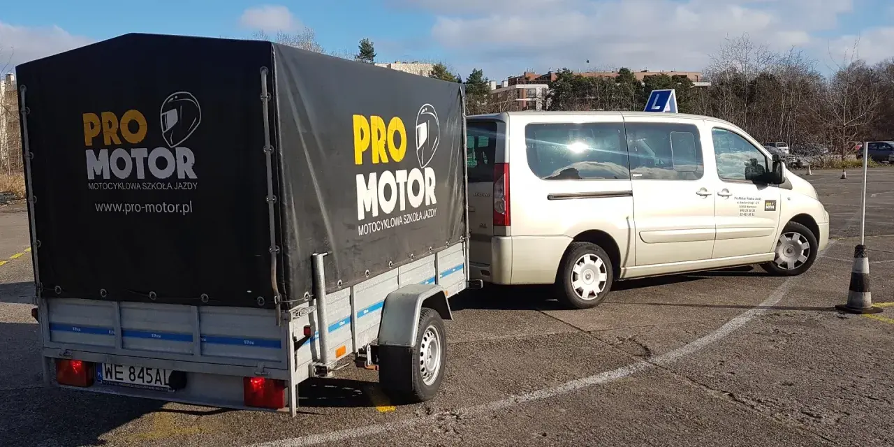 Samochód i przyczepa szkoleniowe szkoły jazdy "Pro Motor" na placu manewrowym, gotowe do nauki jazdy z przyczepą, czyli zdobycia prawa jazdy b+e.