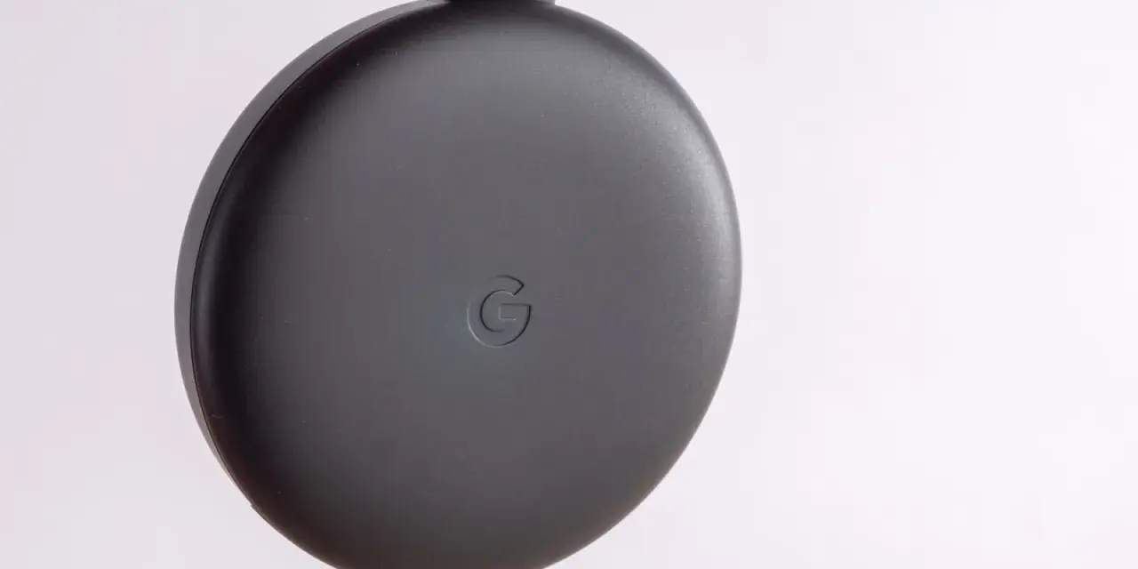 Schwarzer Google Chromecast mit G-Logo. Bereit für ein Chromecast resetten.