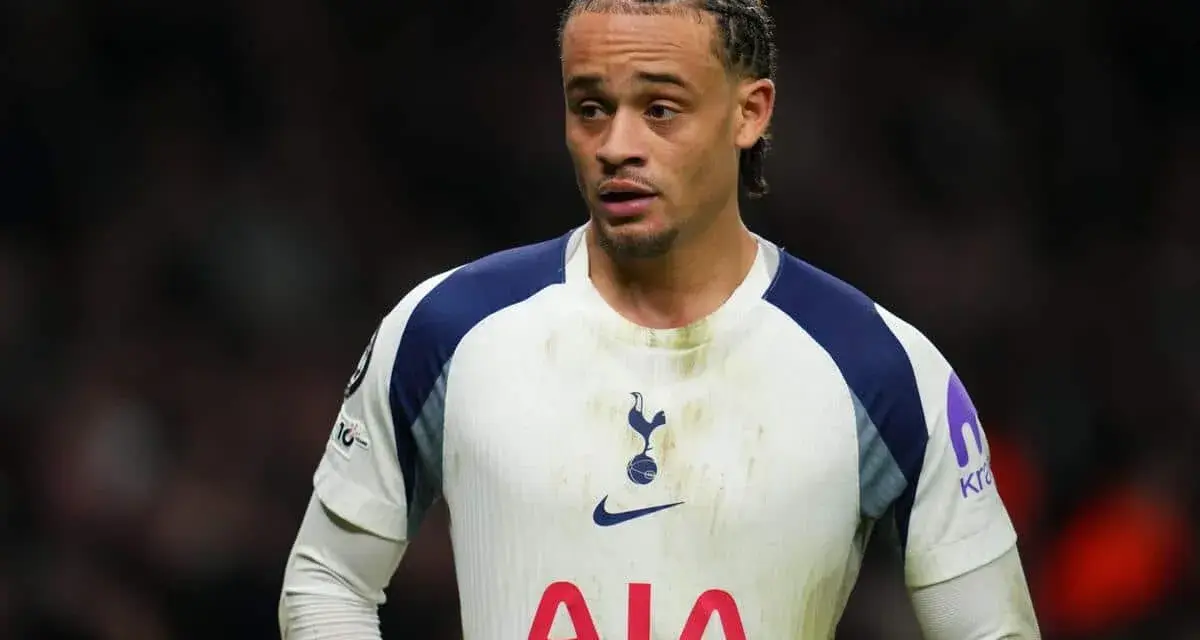 Piłkarz Tottenhamu w białej koszulce z niebieskimi detalami, z charakterystyczną fryzurą. Czy to zapowiedź nowych tottenham transfery?