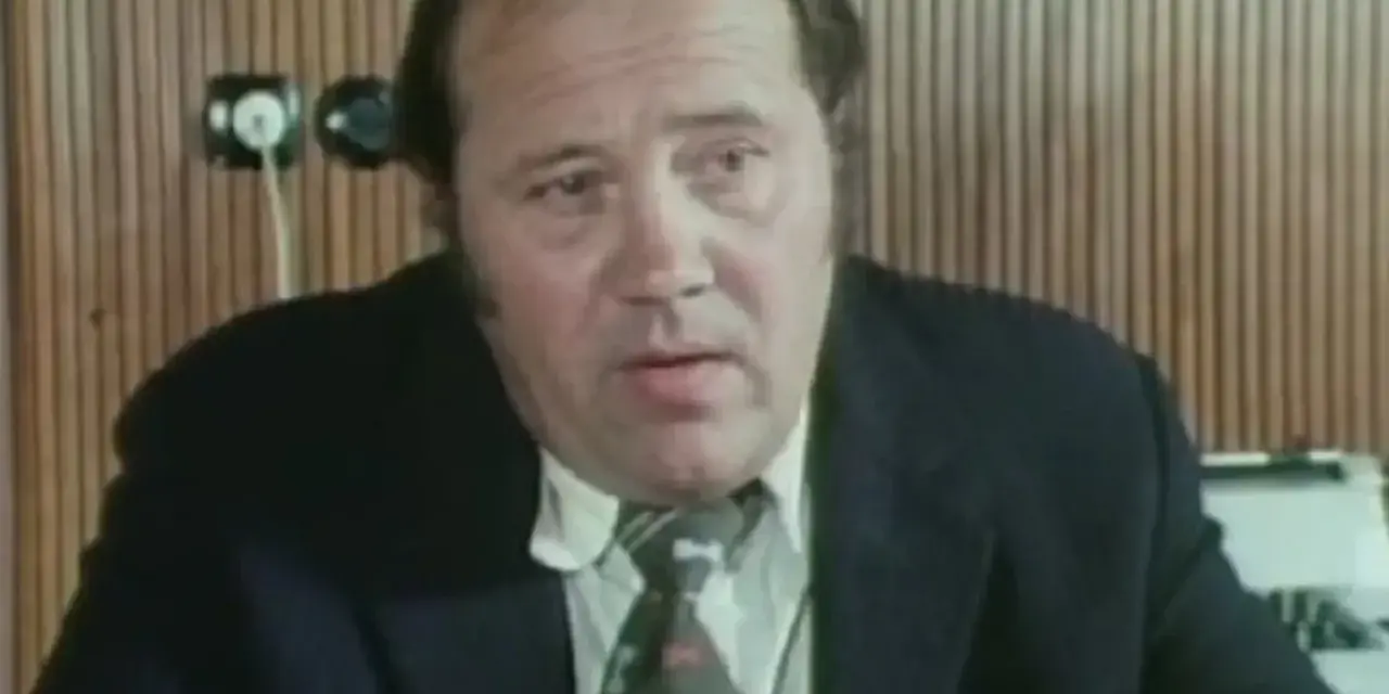 Zdzisław Kozień, w garniturze i krawacie, opowiada o swojej żonie.