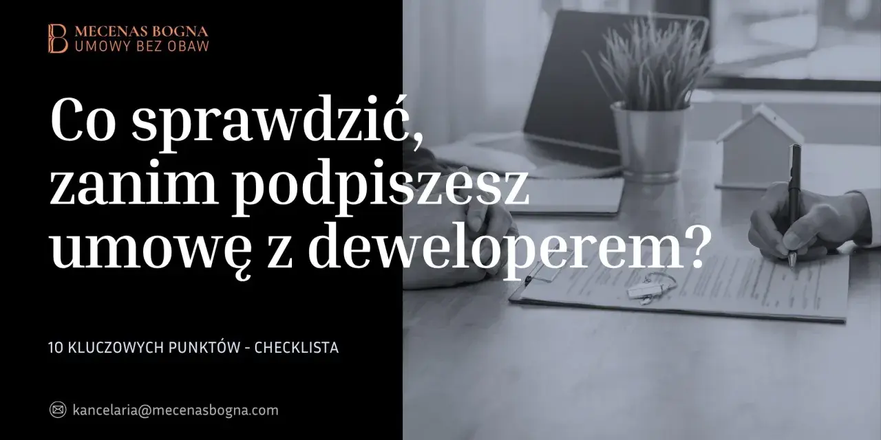 Dłoń podpisująca umowę deweloperską, klucze, mały domek i laptop.