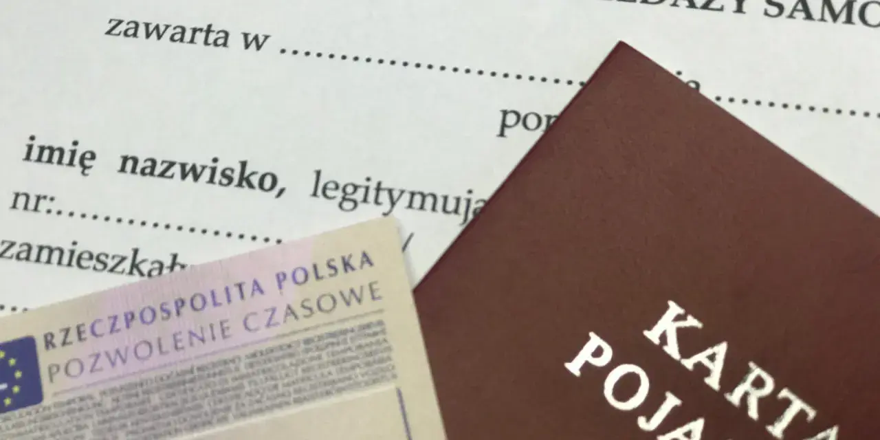 Umowa kupna-sprzedaży samochodu z wyłączeniem rękojmi, obok karta pojazdu i pozwolenie czasowe.