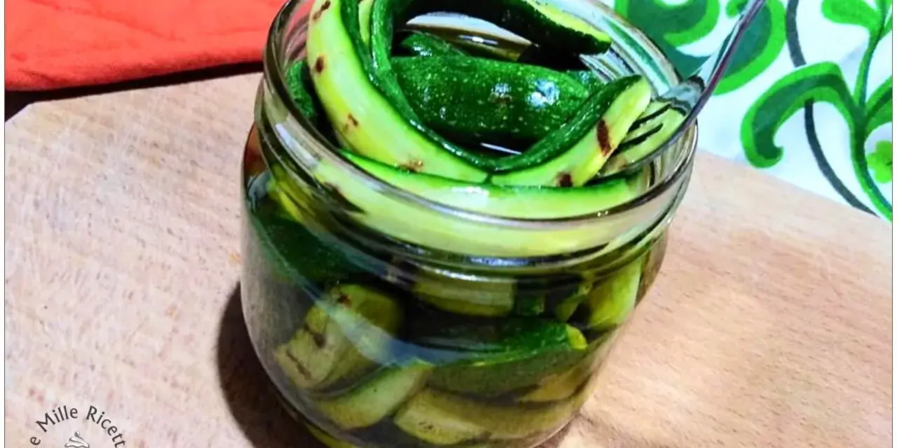Barattolo di zucchine sott'olio, pronte per essere gustate.