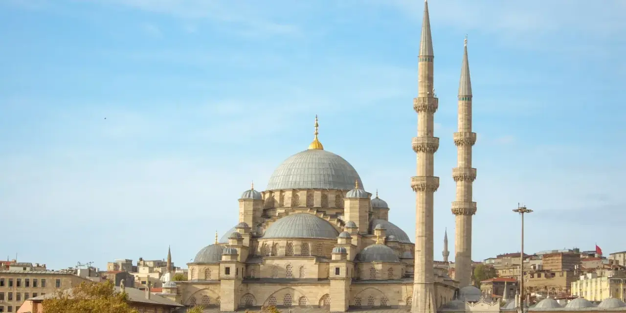 Majestatyczny meczet z kopułami i minaretami, górujący nad miastem. Widok na Złoty Róg w Stambule.