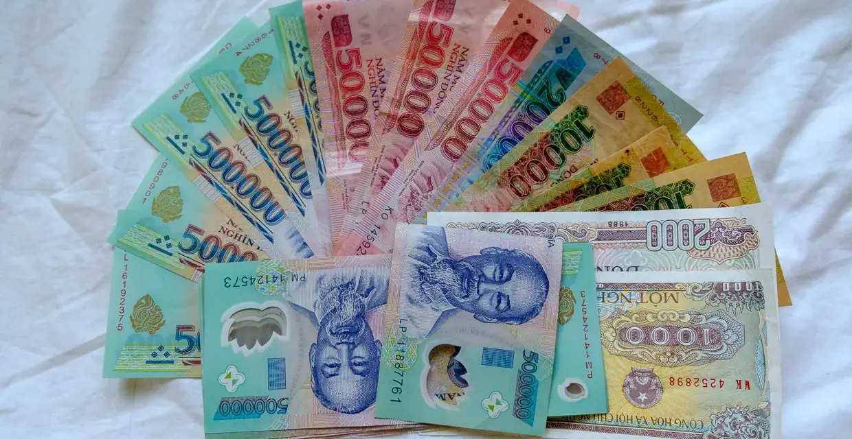 Waluta w Hanoi: stos banknotów 500 000, 50 000, 20 000, 10 000 i 2 000 dongów wietnamskich.